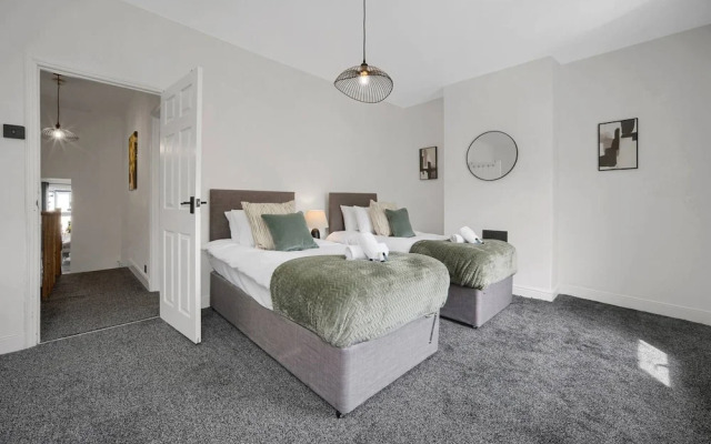 Central Chic - Huge Home - Free Wifi