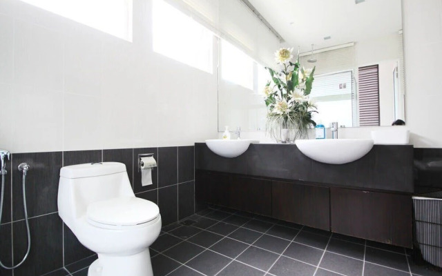 Chic 4BR Oasis With Gazebo, Your Dream Getaway