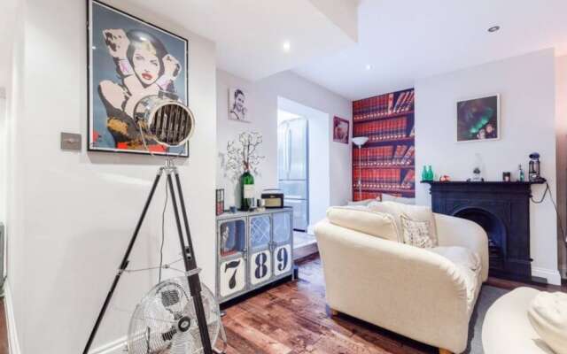 Stylish 2 Bedroom Flat With Large Garden