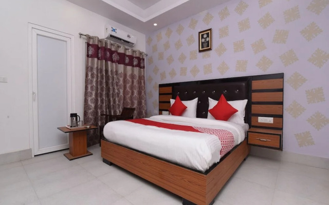 OYO 13310 Noida Suites