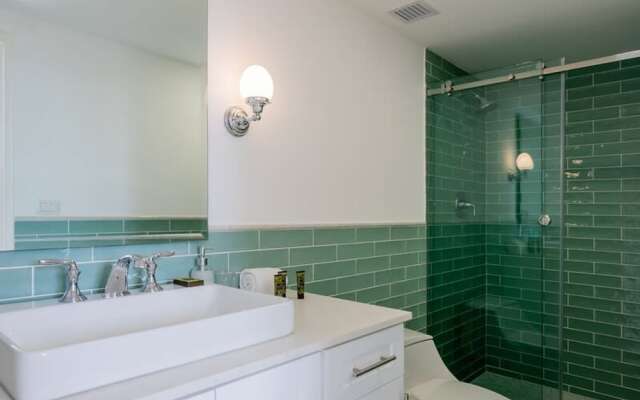 w Lovely 3BR With Modern Balcony in Panama
