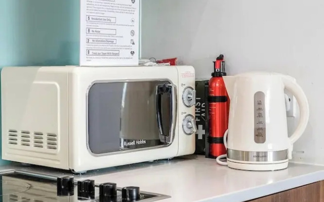 Basildon - 2-bed - Sleeps 5 - Near Train Station