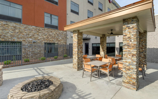 B/W Plus Elizabethtown Inn & Suites