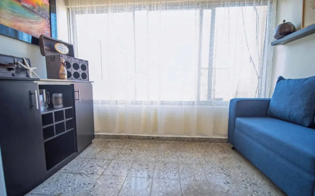 Colonial 2BR Apartment 2mins Walk to Beach!