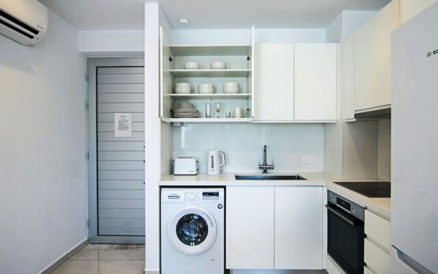 Phaedrus Living: Seaside Executive Flat Harbour 203