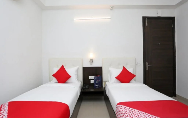 Hotel Azad Square by Oyo Rooms