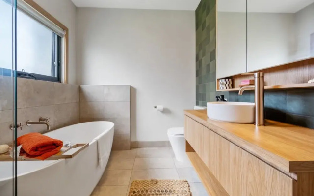 Modern Coastal Escape Pet Friendly With Fireplace