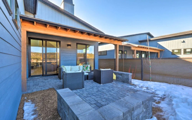 Flagstaff Home w/ Patios + Mount Humphries Views!