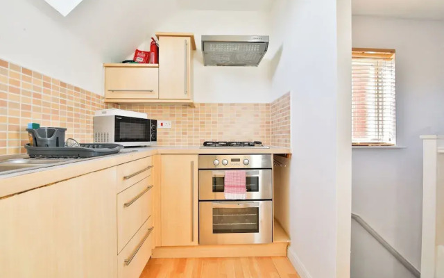 2 Bed House Near Beach with Free Parking