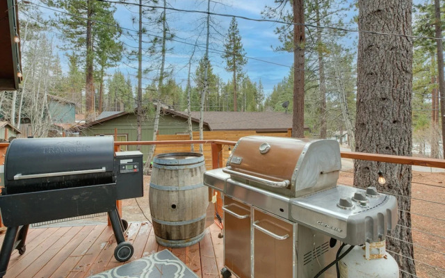 Idyllic Tahoe Home: 1 Mi to Heavenly Ski Resort!