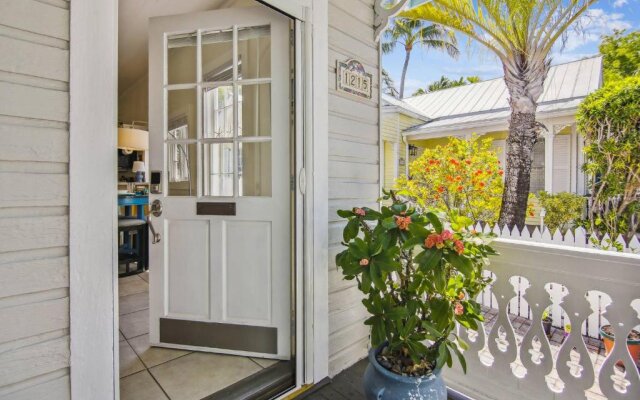 Spanish Lime Cottage by Avantstay Ideal Old Town Key West Location! Month Long Stays Only