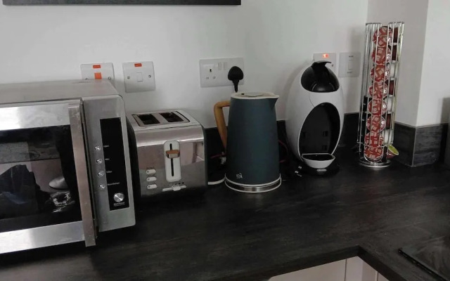 2 Bed-sleeps 5- Street Parking-3 Min to Beach