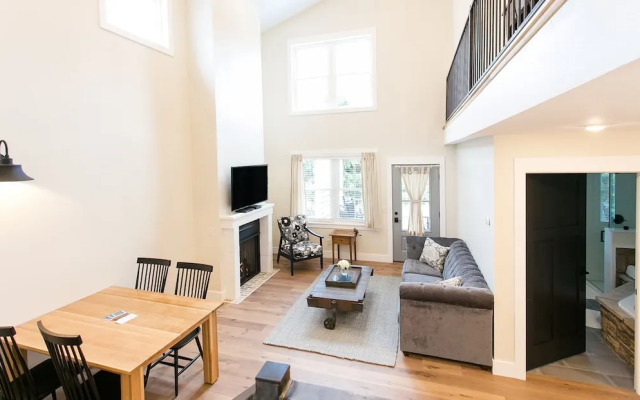 Pine Cove Lodging