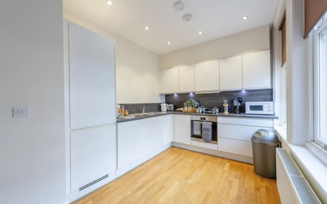 Modern Three Bedroom Apartment in Hammersmith