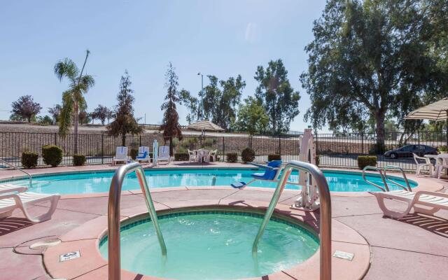 Howard Johnson by Wyndham Bakersfield