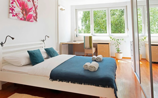 Bright 2bdr Apartment With a Balcony