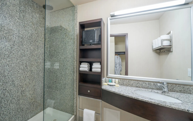 Acclaim Hotel By CLIQUE