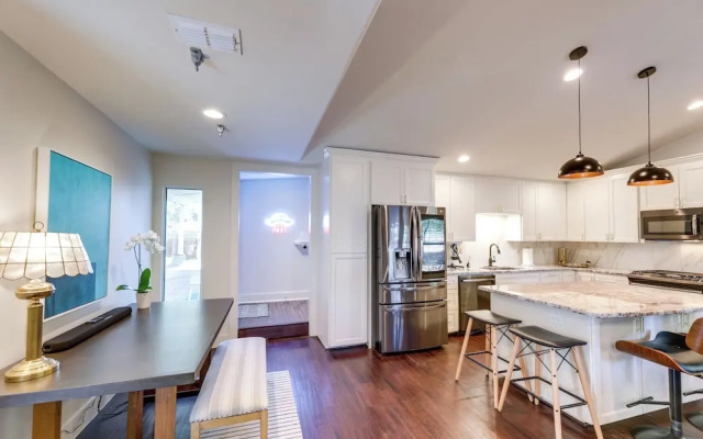 5 Mi to Dtwn Austin: Vibrant Home w/ Patio