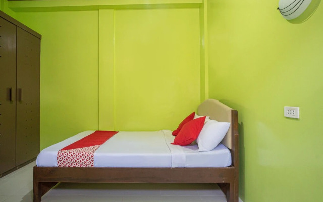 OYO 702 Queens Hometel