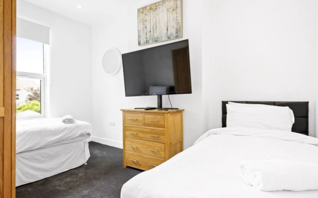 Victoria House by Kasar