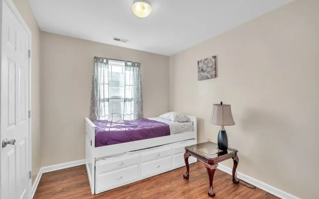 Have The Best Stay At Our Modern Art Gallery Home 3 Bedroom Home by Redawning