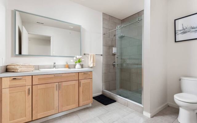 Upscale 3BR Penthouse by CozySuites