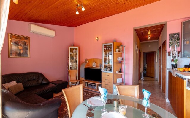 Beautiful Apartment in Prizba With Wifi and 2 Bedrooms