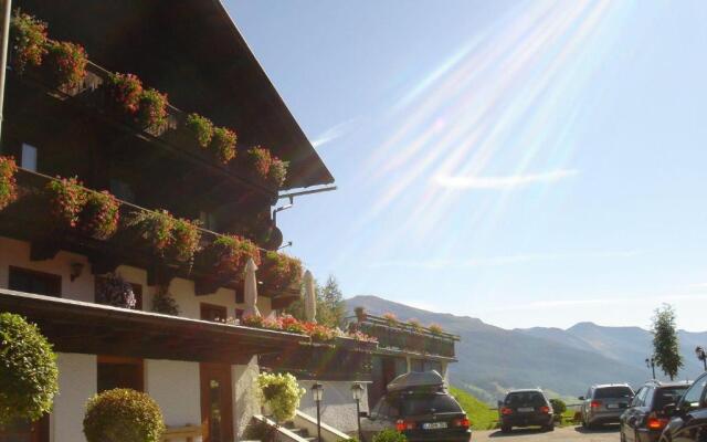 Ferienhof-Oberer-Gollmitzer-2-5-km-oberhalb-von-Heiligenblut-ruhige-sonnige-Lage-Glocknerblick