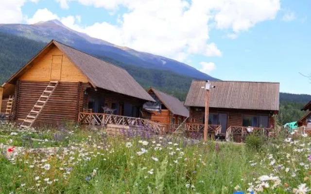 Leisurely Idle · Snow Mountain Panorama · Garden Vacation Apartment (Kanas Scenic Area) — 2-star hotel in Altay
