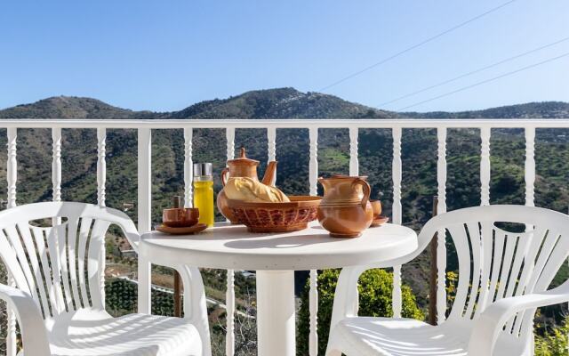 Elegant Apartment in Totalán with Hot Tub