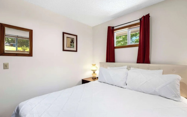 Boondock Bliss - Lakefront, Private Dock Sleeps 15!