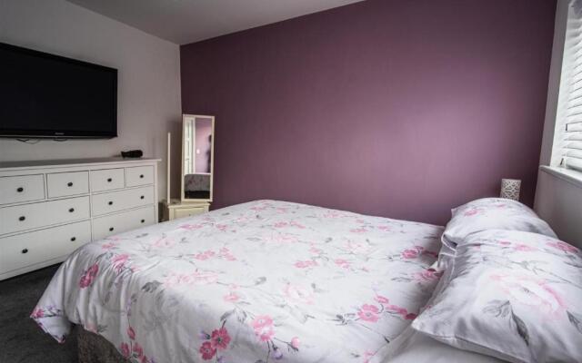 Tallets Apartment with Balcony & Parking