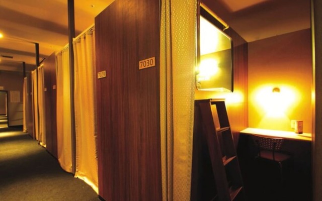 Nikoh Capsule Hotel Refre - Hostel - Caters to Men