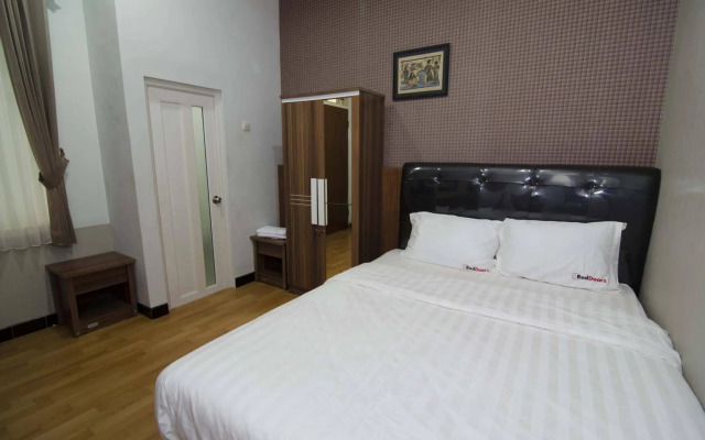 RedDoorz Raya Ngagel