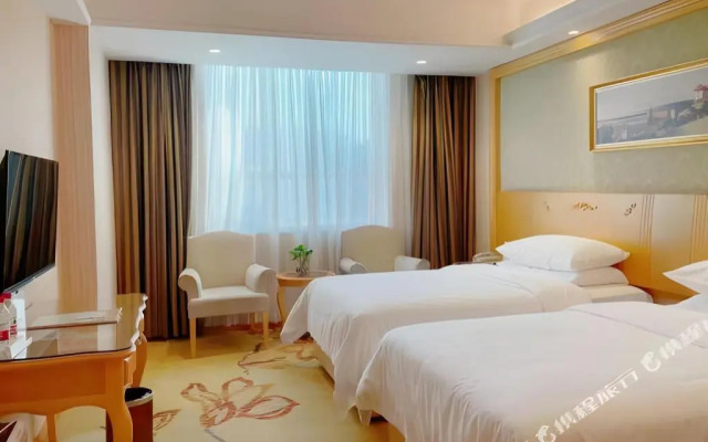 Vienna Hotel (Shenzhen Guanlan Changhu Metro Station) )