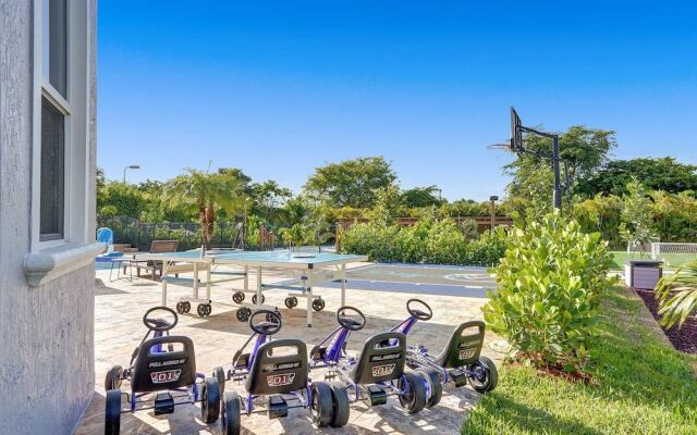 Lavish 8 Br Estate with Pool & Courts