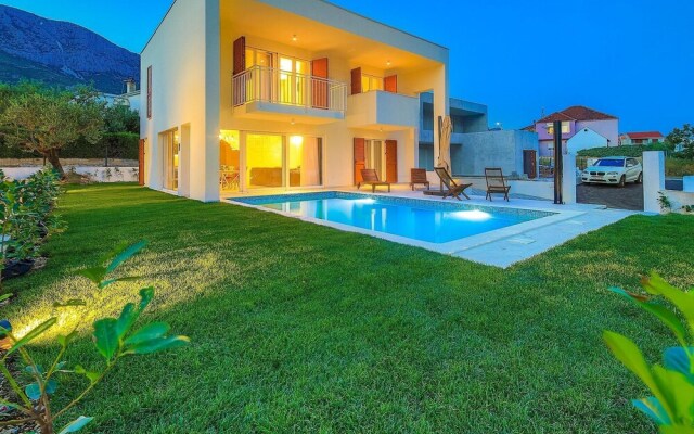 Luxurious Villa in Kaštel Gomilica With Pool