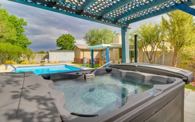 Albuquerque Oasis: Pool, Hot Tub & Putting Green!