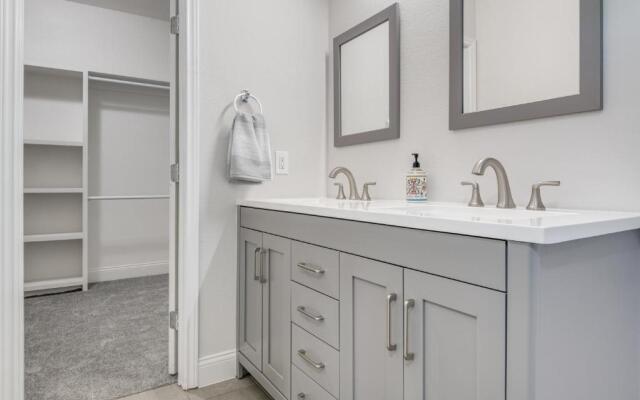 LakeDallasPoolHouse GREAT memories, near LAKE!