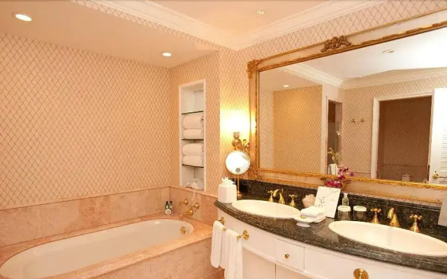 Pleasant Stay Inn & Suites