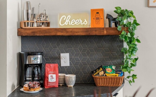 Passyunk Square Spacious 1BR - Huge Deck