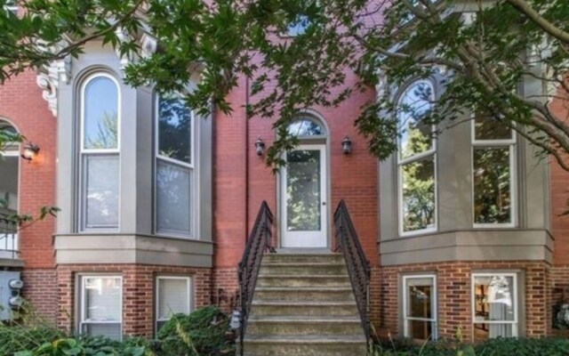 A Fabulous Washington DC 2BR 2 5BA Victorian Row Bi-Level Apartment 4 Guests