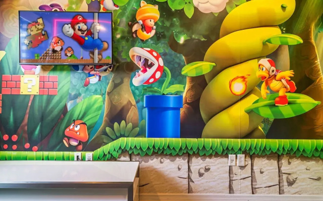 Spacious Home w/ Private Pool/spa! Sleeps 21