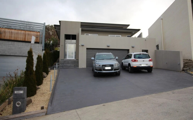Sunny Sandy Bay Apartment