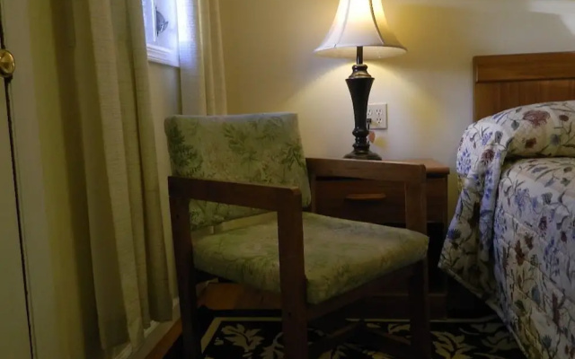 Twin Oaks Motel