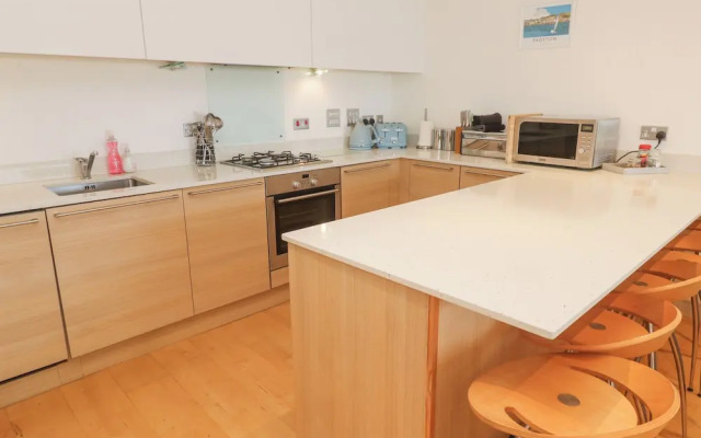 9 Headland Point