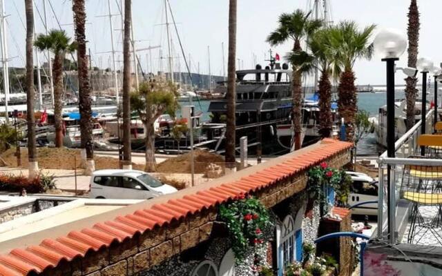 Double Inn Marina Hotel