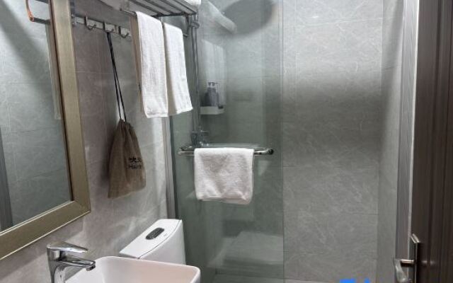 Ruo Bi Lin Hotel（Shanghai Lujiazui Century Avenue Metro Station Hotel）