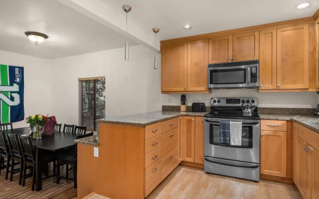 Seattle Vacation Home: The Hawks' Nest