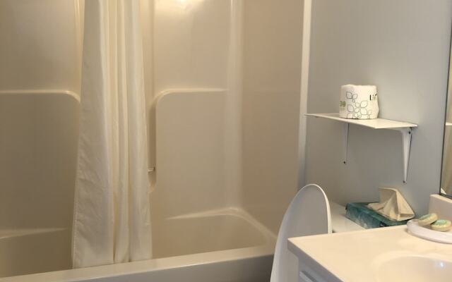 Knapps Narrows Marina & Inn